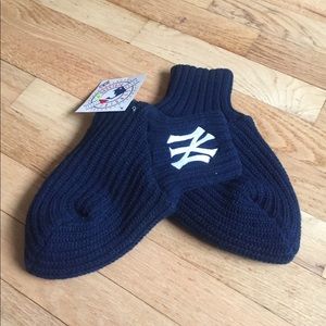 Host pick! ❣️ ➡️2/$20⬅️ Youth size NYY slipper socks ⚾️